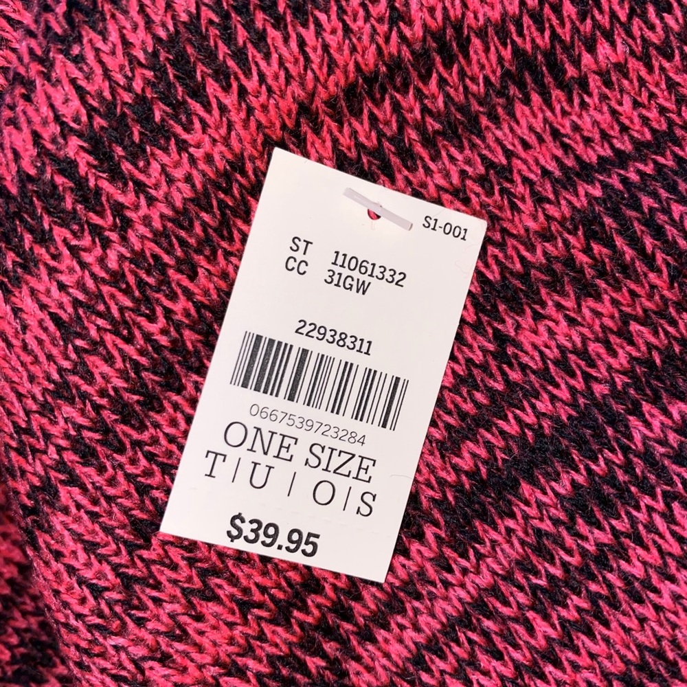 Hat and scarf set, pink by Victoria’s Secret